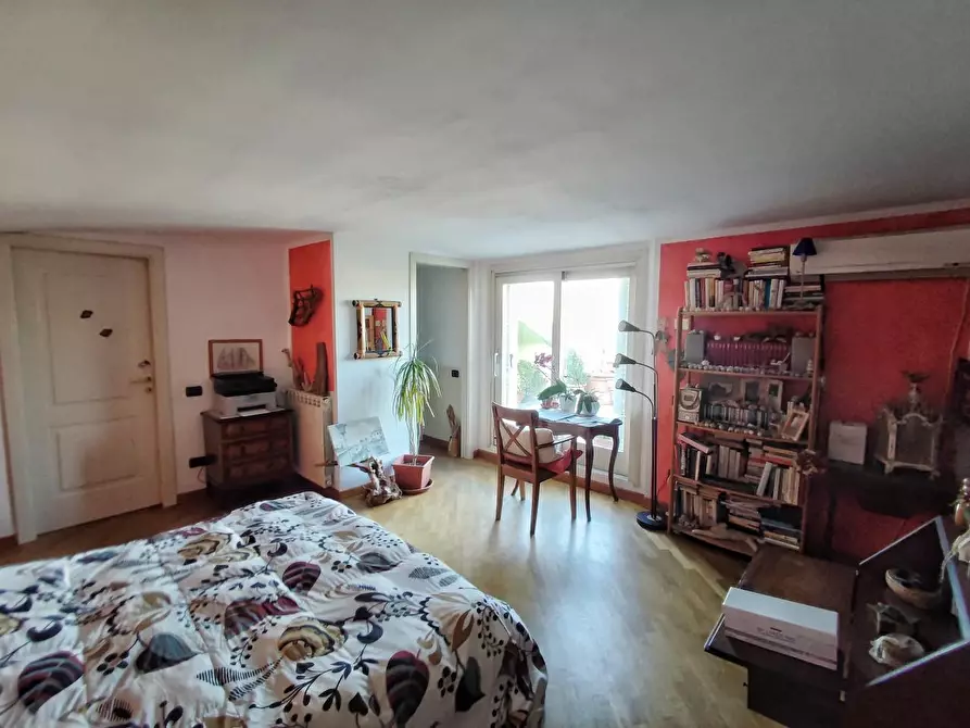 Immagine 11 di Mansarda in vendita  a Viareggio