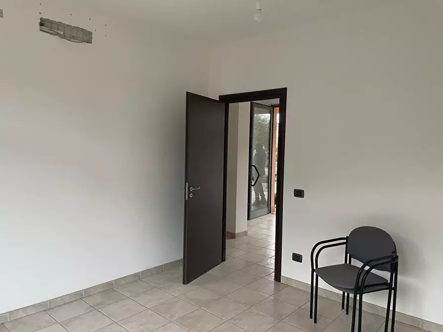 Immagine 6 di Ufficio in vendita  a Massa