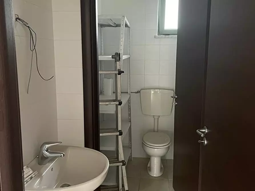 Immagine 7 di Ufficio in vendita  a Massa