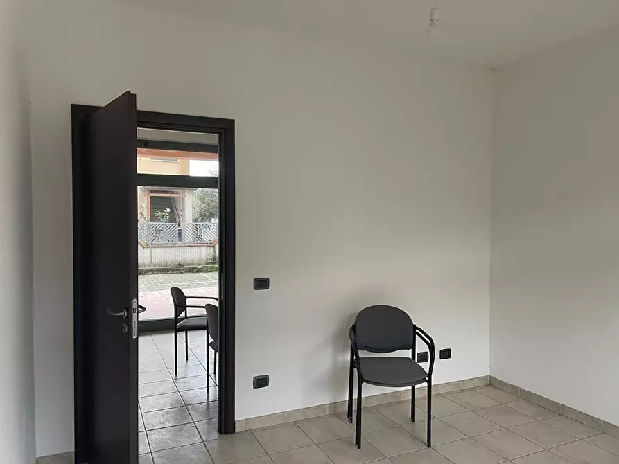 Immagine 3 di Ufficio in vendita  a Massa