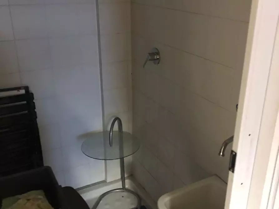 Immagine 16 di Locale commerciale in vendita  a Carrara