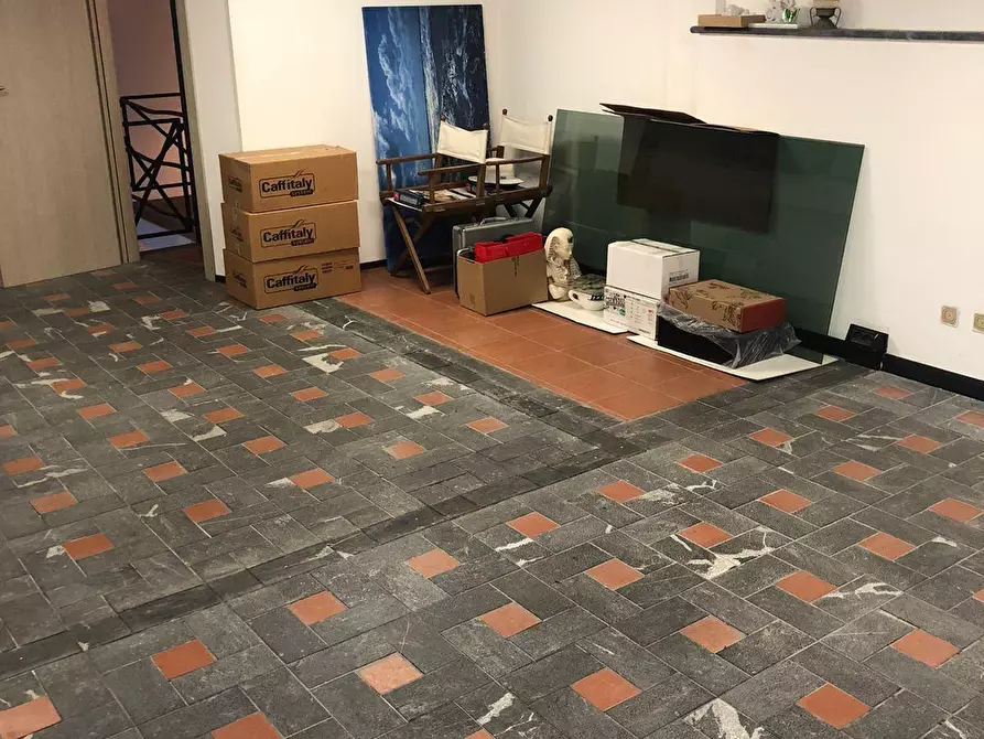 Immagine 3 di Locale commerciale in vendita  a Carrara