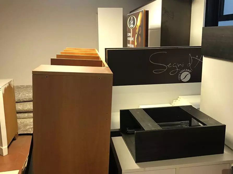 Immagine 6 di Locale commerciale in vendita  a Carrara