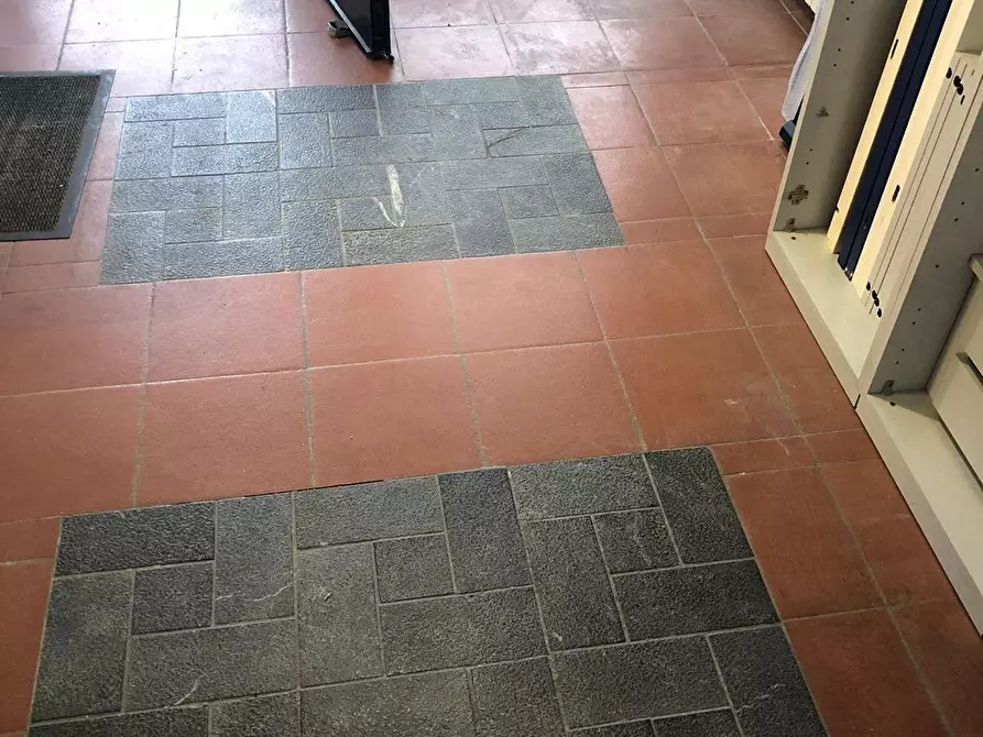 Immagine 10 di Locale commerciale in vendita  a Carrara