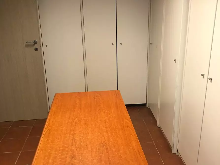 Immagine 9 di Locale commerciale in vendita  a Carrara