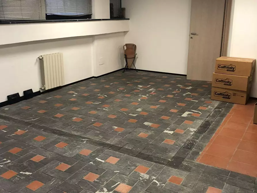 Immagine 2 di Locale commerciale in vendita  a Carrara