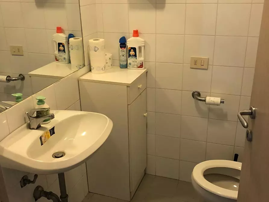 Immagine 17 di Locale commerciale in vendita  a Carrara