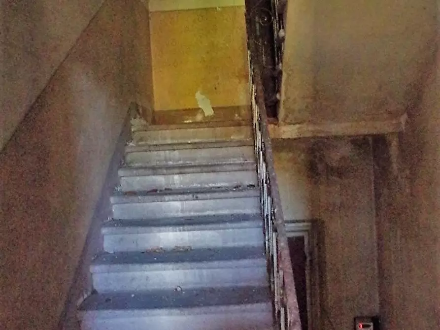 Immagine 11 di Palazzo in vendita  a Lucca