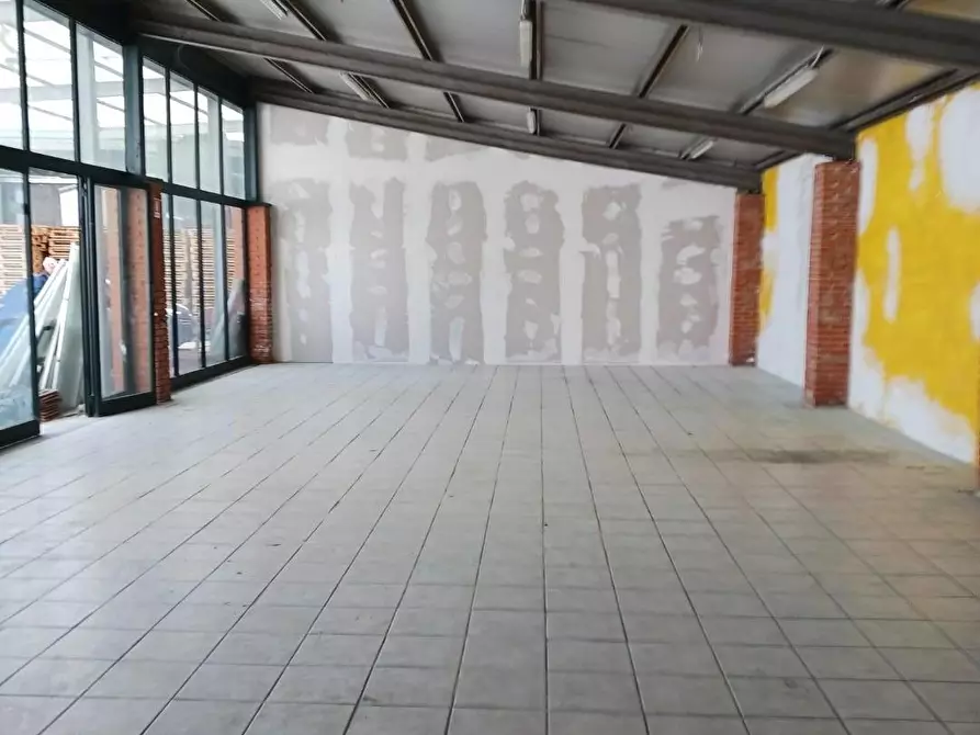 Immagine 3 di Attività artigianale in affitto  a Capannori