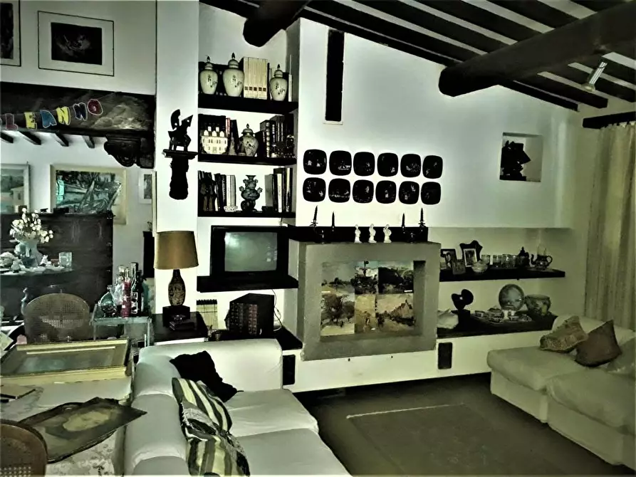 Immagine 3 di Villa in vendita  a Carrara