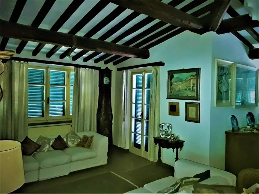 Immagine 2 di Villa in vendita  a Carrara