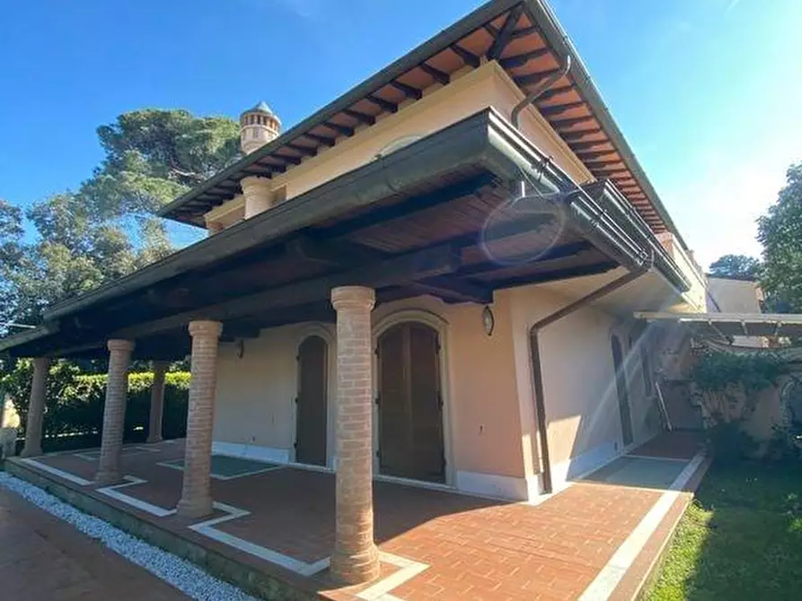 Immagine 1 di Villa in vendita  a Forte Dei Marmi