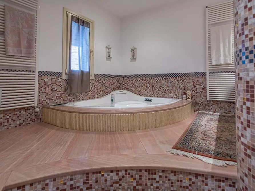 Immagine 27 di Villa in vendita  a Fucecchio