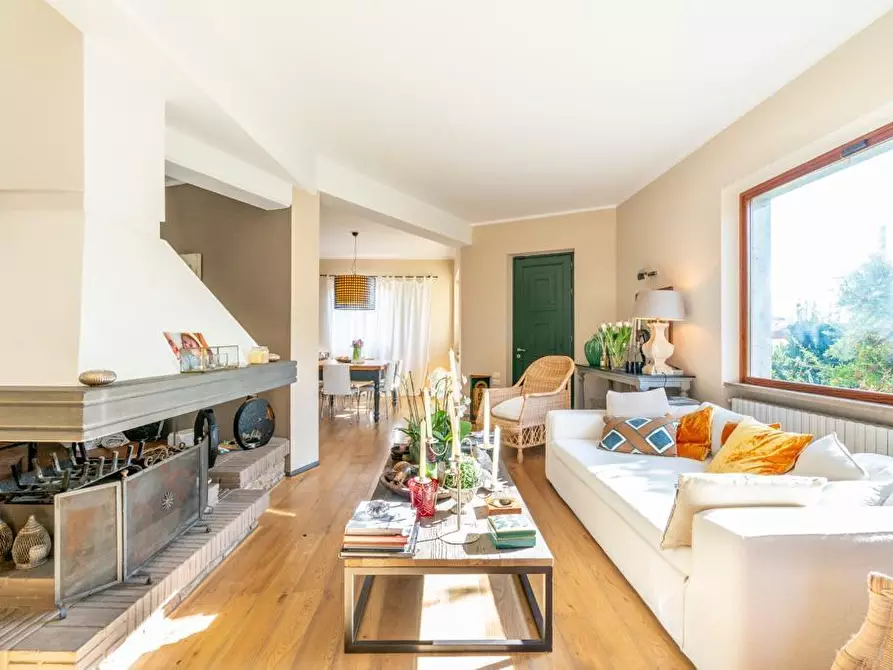 Immagine 3 di Villa in vendita  a Montignoso