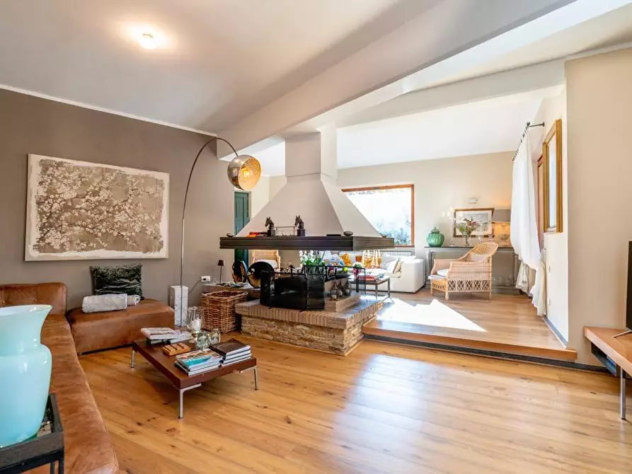 Immagine 5 di Villa in vendita  a Montignoso