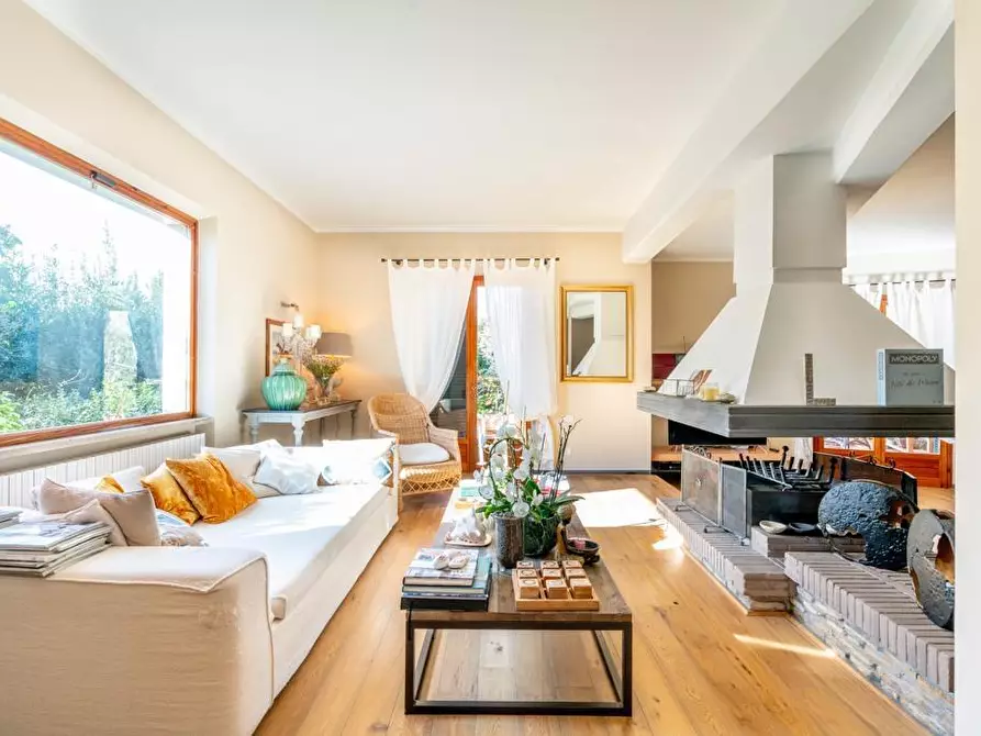 Immagine 2 di Villa in vendita  a Montignoso