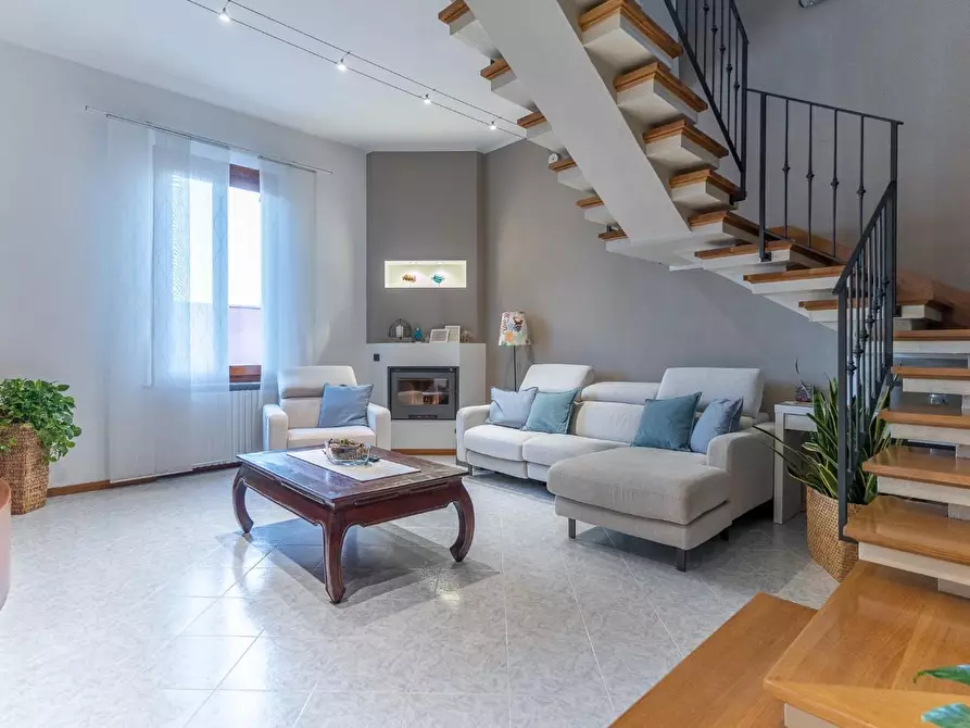 Immagine 9 di Appartamento in vendita  a Capraia E Limite