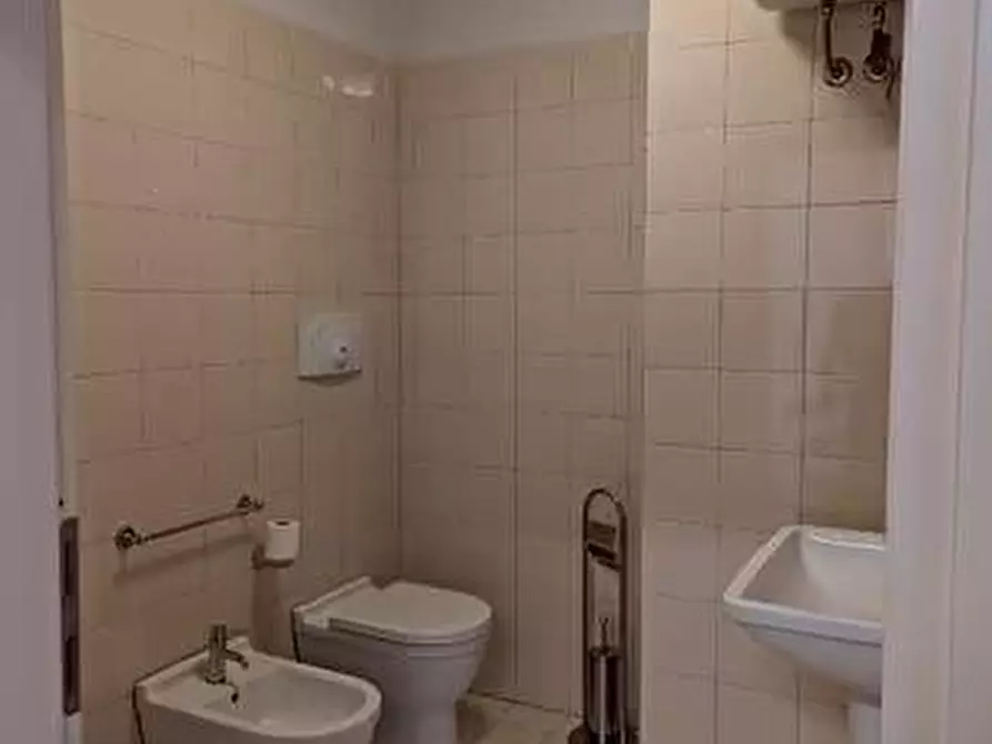 Immagine 4 di Ufficio in affitto  a Lucca