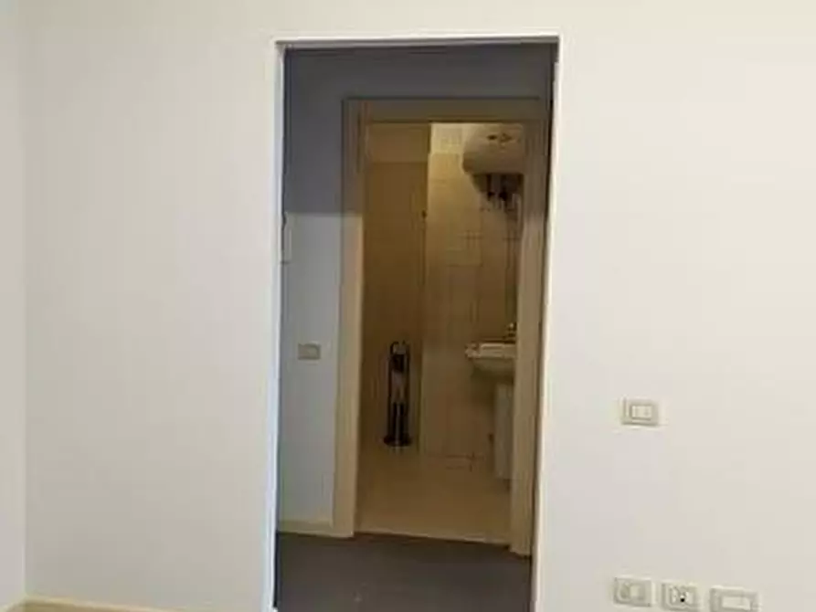 Immagine 3 di Ufficio in affitto  a Lucca