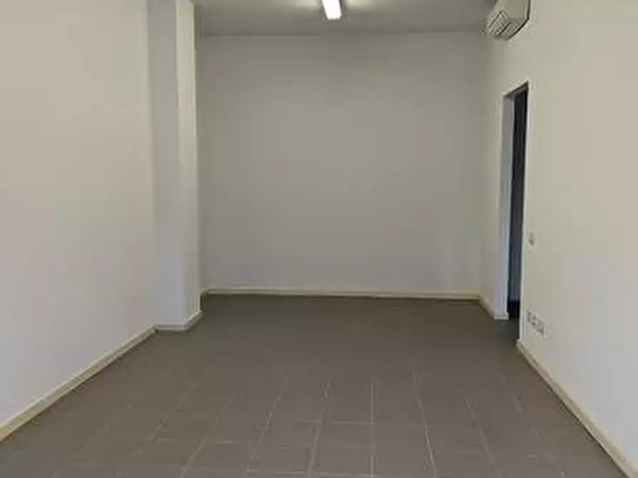 Immagine 2 di Ufficio in affitto  a Lucca
