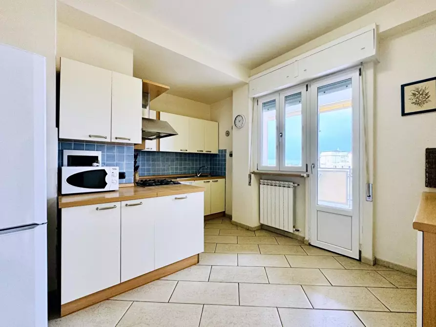 Immagine 11 di Appartamento in vendita  a Viareggio