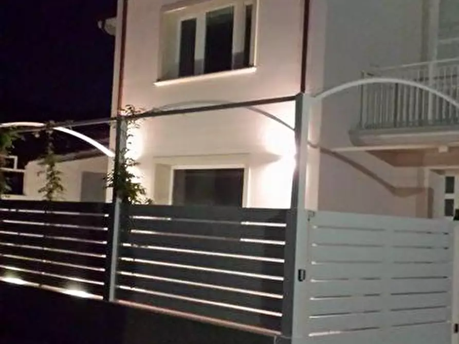 Immagine 1 di Villa in affitto  a Forte Dei Marmi