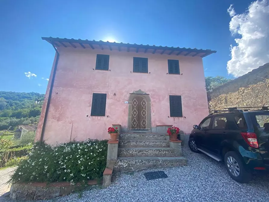 Immagine 4 di Rustico / casale in vendita  a Lucca