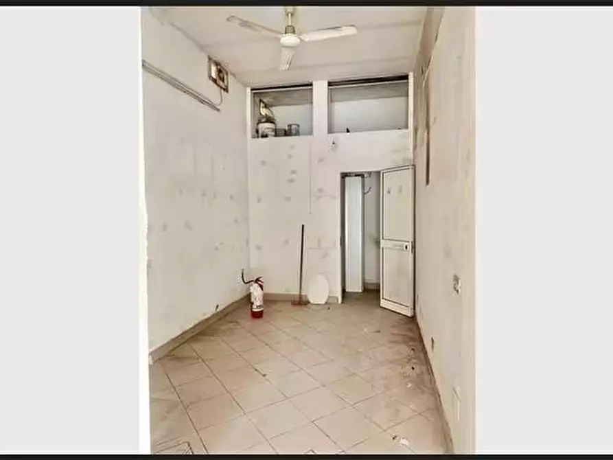 Immagine 3 di Negozio in affitto  a Viareggio
