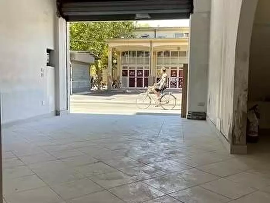 Immagine 2 di Negozio in affitto  a Viareggio