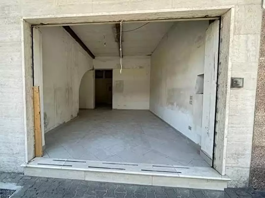 Immagine 1 di Negozio in affitto  a Viareggio