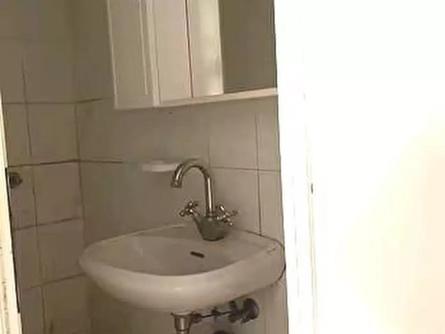 Immagine 4 di Negozio in affitto  a Viareggio