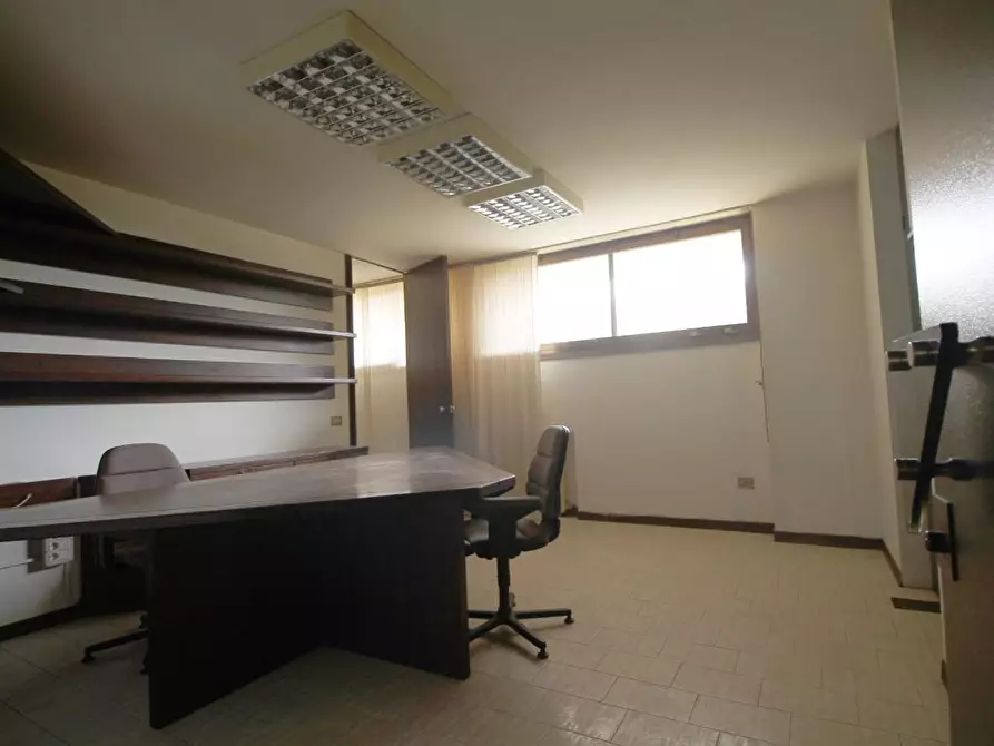 Immagine 8 di Ufficio in affitto  a Vinci