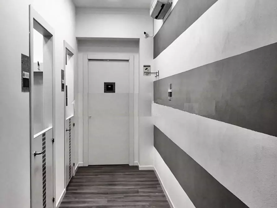 Immagine 2 di Locale commerciale in affitto  a Viareggio