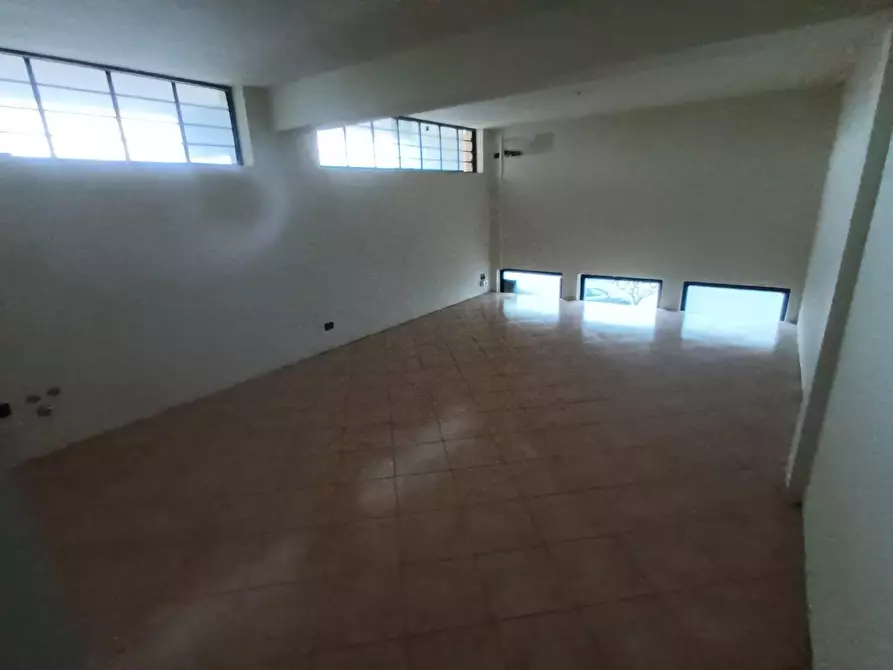 Immagine 5 di Locale commerciale in vendita  a Lucca