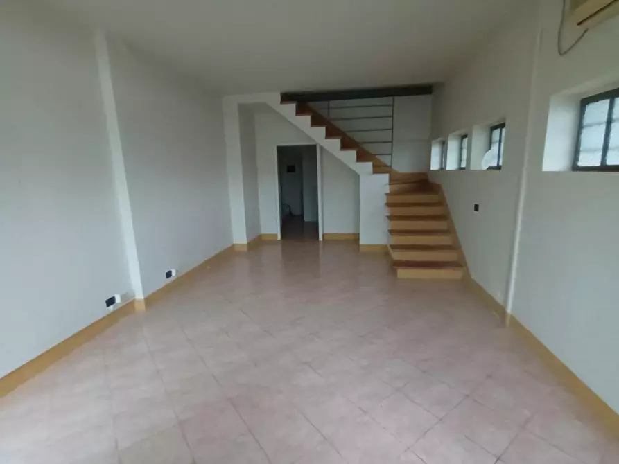 Immagine 18 di Locale commerciale in vendita  a Lucca