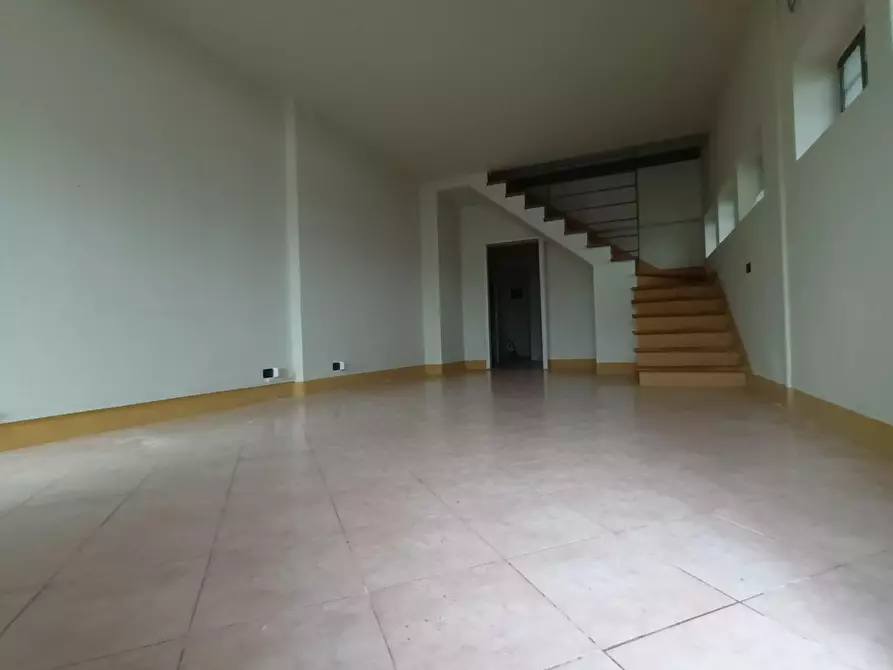 Immagine 19 di Locale commerciale in vendita  a Lucca