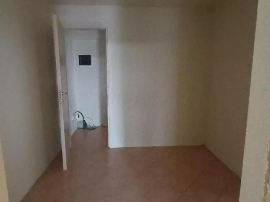 Immagine 15 di Locale commerciale in vendita  a Lucca