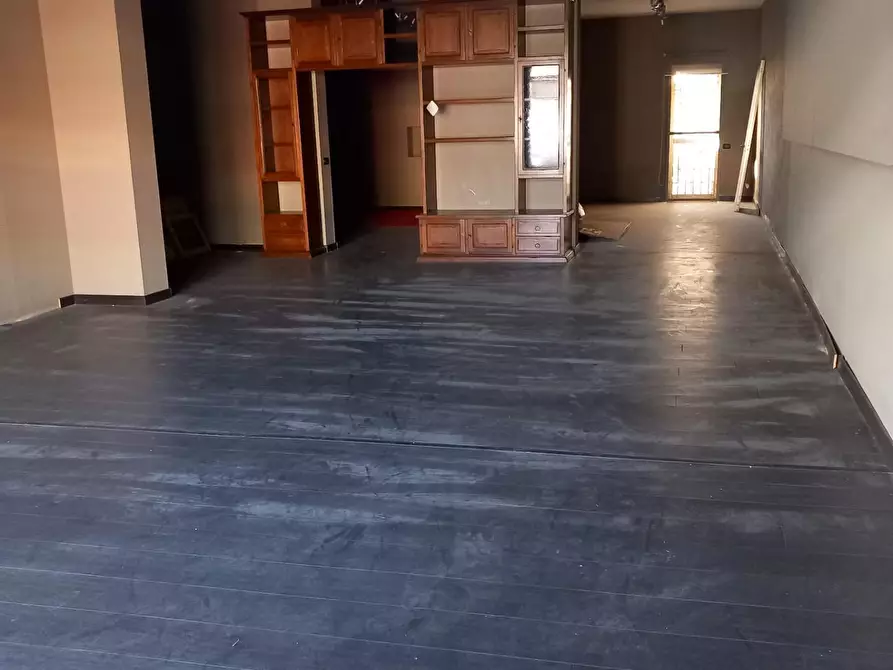 Immagine 8 di Negozio in vendita  a Viareggio