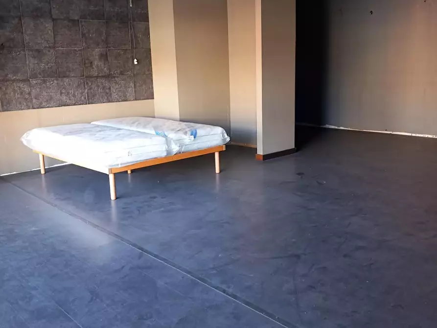 Immagine 5 di Negozio in vendita  a Viareggio