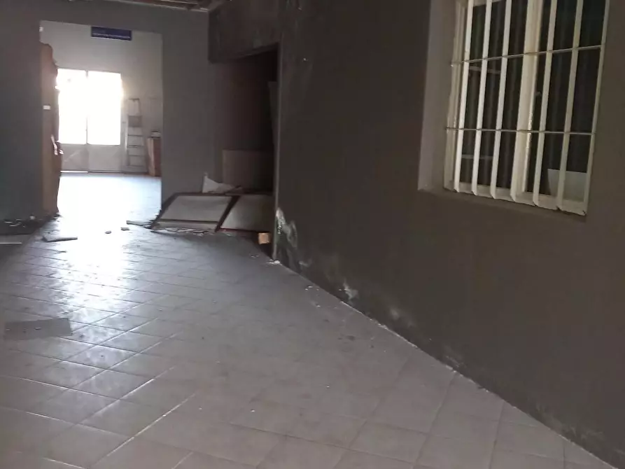 Immagine 2 di Capannone industriale in vendita  a Viareggio