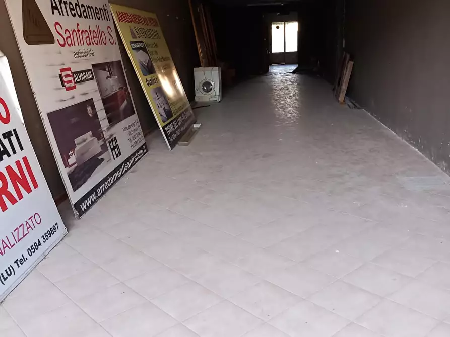 Immagine 3 di Capannone industriale in vendita  a Viareggio