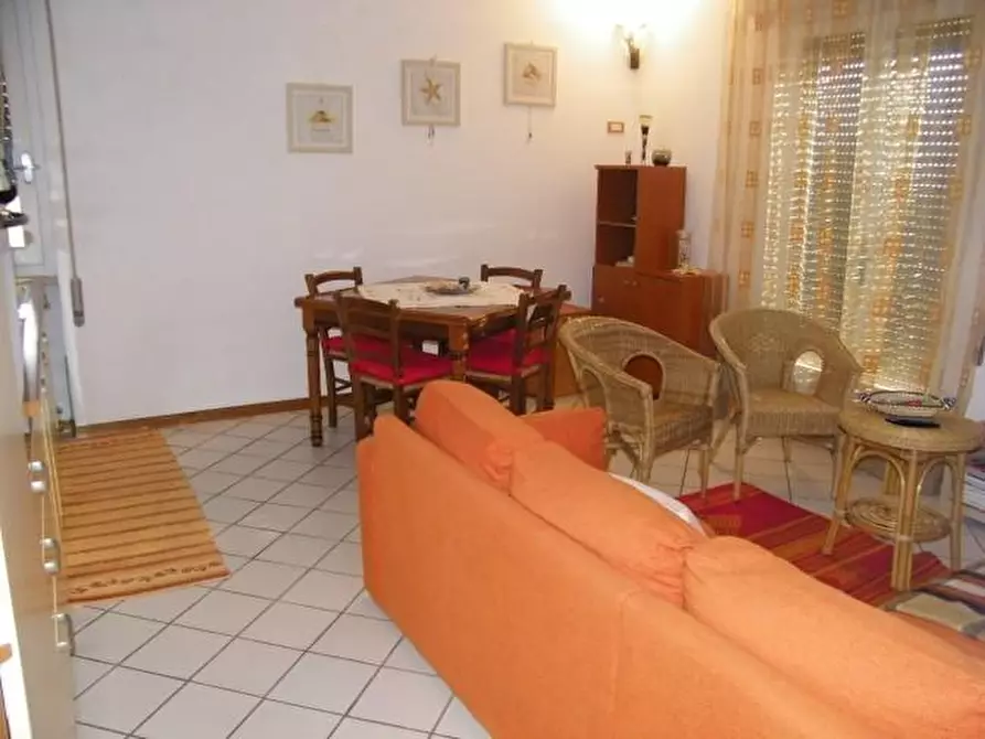 Immagine 2 di Appartamento in vendita  a Montignoso