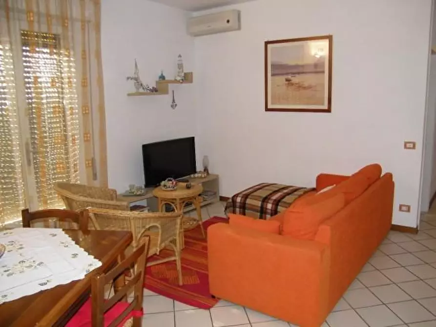 Immagine 5 di Appartamento in vendita  a Montignoso