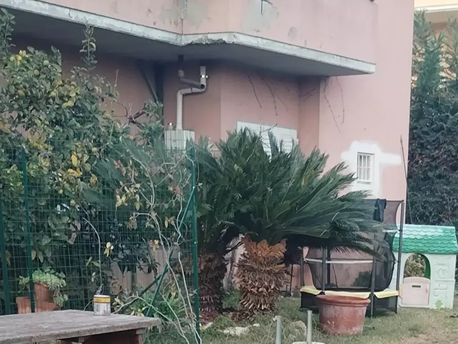 Immagine 2 di Porzione di casa in vendita  a Massa