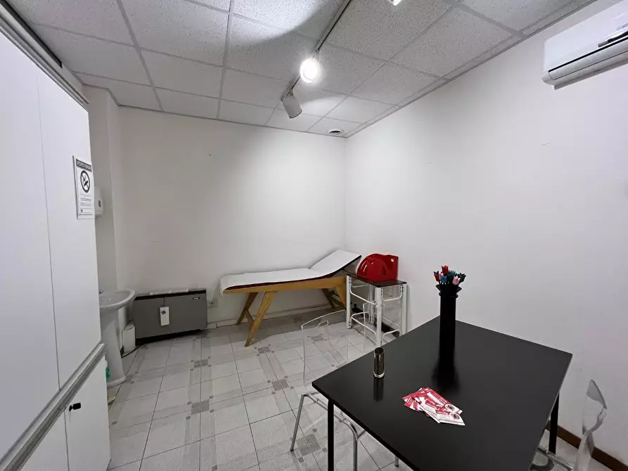 Immagine 13 di Ufficio in vendita  a Siena