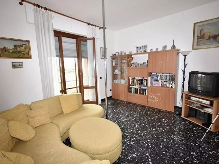 Immagine 1 di Villa in vendita  a Vecchiano