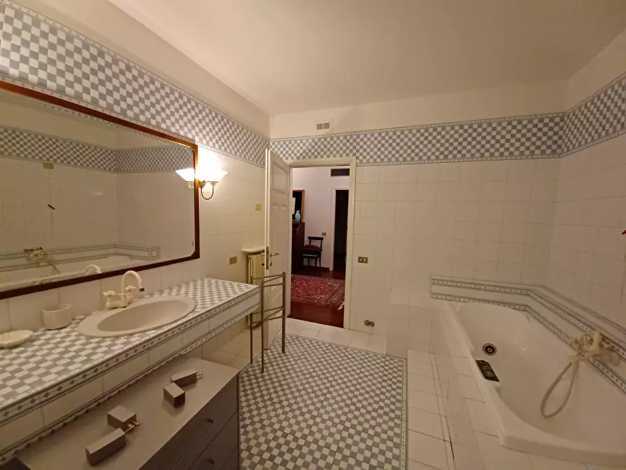 Immagine 32 di Villa in vendita  a Capraia E Limite