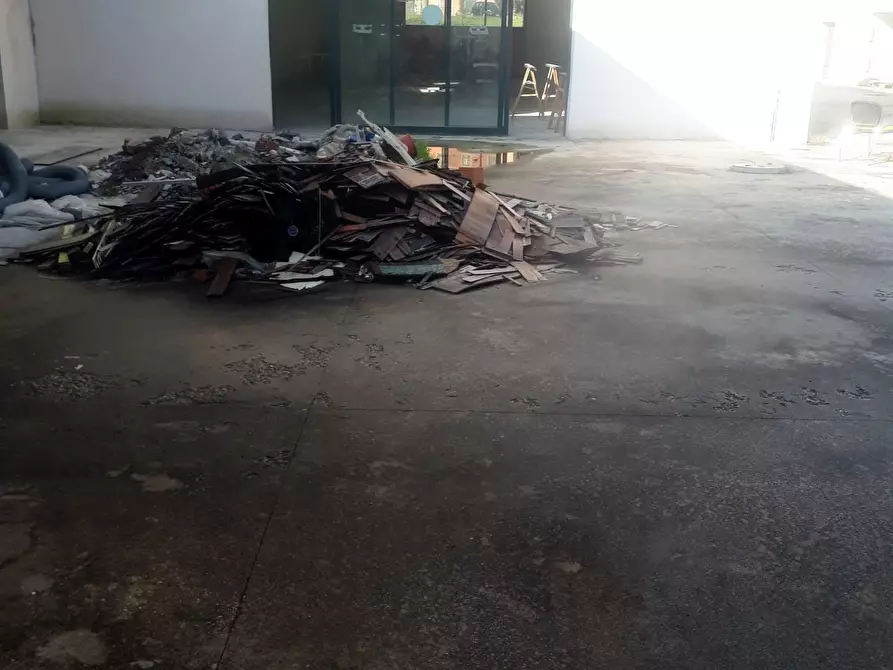 Immagine 3 di Capannone industriale in affitto  a Capannori