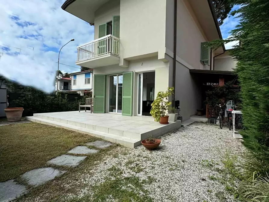 Immagine 3 di Casa bifamiliare in vendita  a Pietrasanta