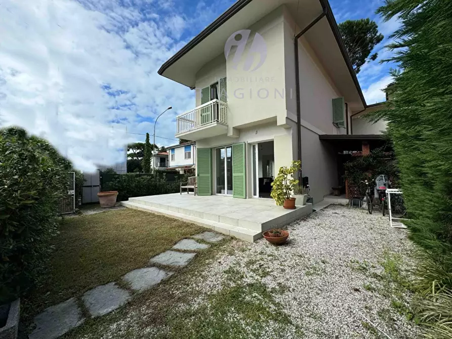 Immagine 2 di Casa bifamiliare in vendita  a Pietrasanta